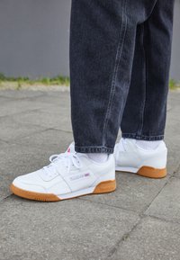 Reebok Classic - WORKOUT PLUS - Sneakers laag - white/carbon/red/roya Miniatuurafbeelding 1