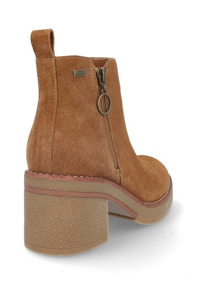 Botín de ante marrón hasta el tobillo con punta redondeada, tira trasera, cierre de cremallera lateral y un tacón en bloque texturizado. Etiqueta de resistencia al agua adjunta.