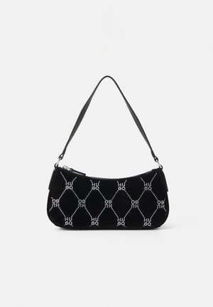 Schwarze Schultertasche mit kurzem Träger und weißem, diamantförmigem Nietenmuster, mit oberem Reißverschluss.