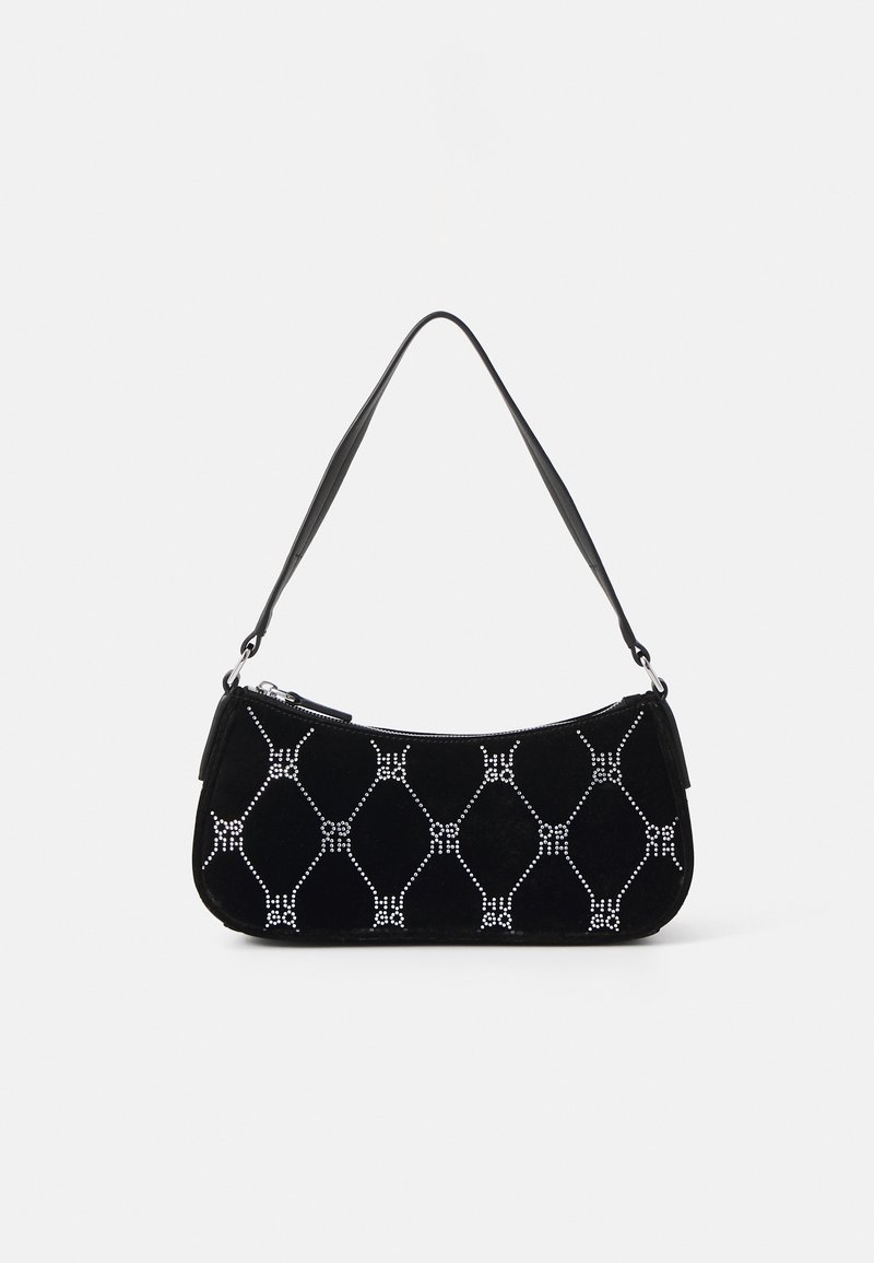 Sac à épaule noir avec sangle courte et motif de clous blancs en forme de losange, avec une fermeture éclair sur le dessus.