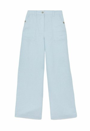 Hellblaue weite Hosen mit aufgesetzten Taschen vorne, Gürtelschlaufen, Knopfverschluss und seitlichen Knopfdetails.