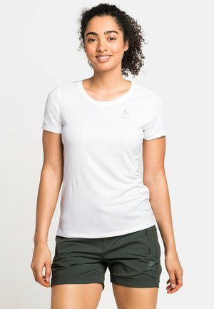 T-shirt de sport blanc à manches courtes avec un col rond et un logo, associé à un short vert foncé avec une poche zippée.