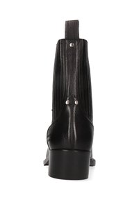 Botas de tobillo de cuero negro, con una superficie texturizada, paneles laterales elásticos y un tacón bajo tipo bloque. Presenta acentos de hardware plateado cerca de la parte superior.