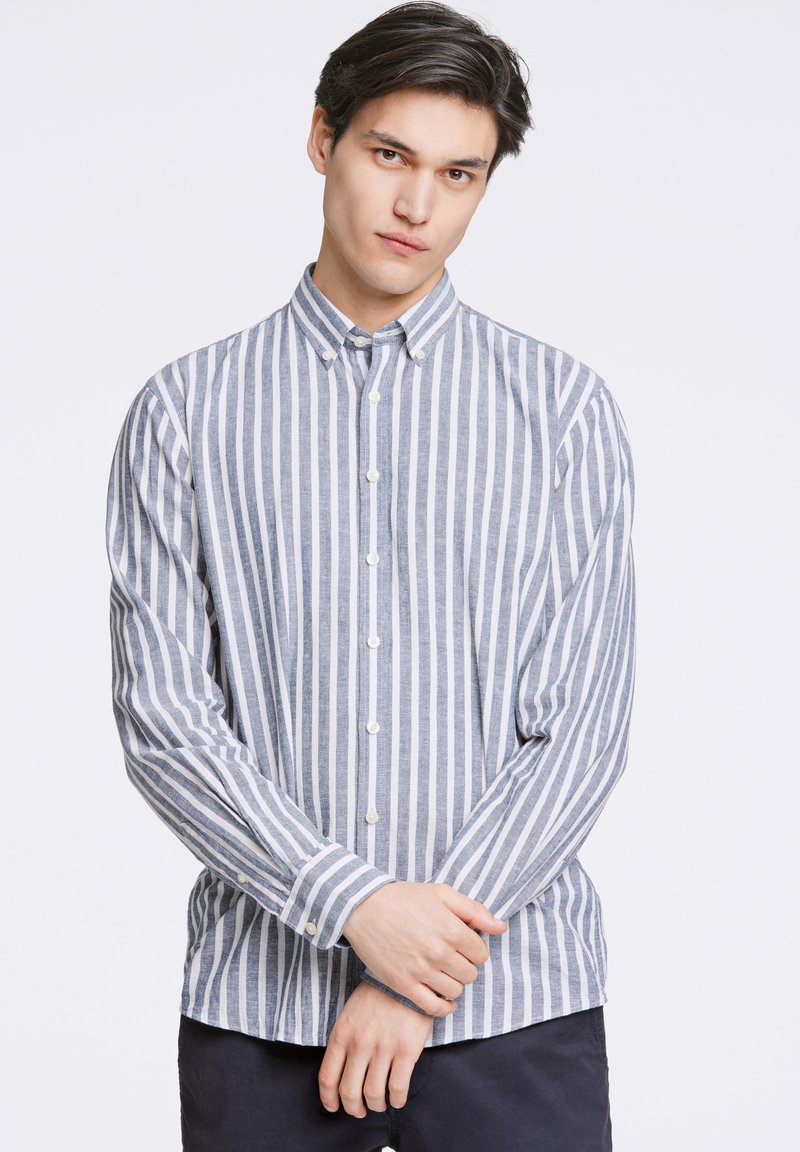 Gestreept overhemd met knopen in lichtblauw en wit, voorzien van lange mouwen, een gespreid kraag en een relaxte pasvorm met een zachte stoftextuur.