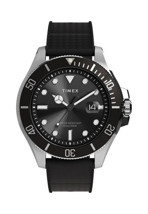 Timex zwarte duikhorloge met roestvrijstalen kast, zwarte gestructureerde band, fluorescerende markeringen, draaibare lunette en datumweergave; waterbestendig tot 100 m.