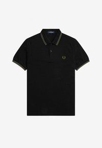 Polo negro de manga corta con dos rayas verdes en el cuello y los puños, tapeta con tres botones y pequeño logo de laureles bordado en el pecho.