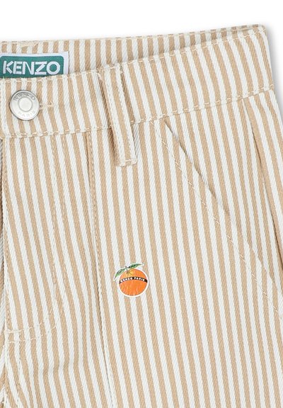 Shorts rayés beige et blanc avec un patch logo orange. Comprend des poches avant et une fermeture à bouton métallique. L'étiquette indique "KENZO."