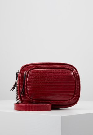 Borsa a tracolla in faux leather rossa con texture impresso, doppi scomparti con zip e tracolla removibile. Dettaglio con catena.