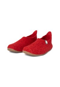 Pantofole di feltro rosse con una texture morbida, punta arrotondata e schienale basso. Presentano una suola in gomma per la trazione e un piccolo etichetta decorativa.