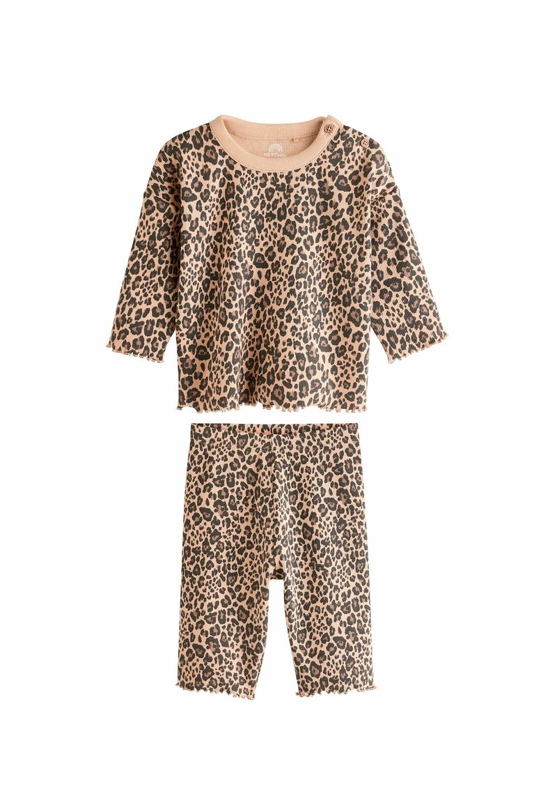 Lounge-set med leopardmönster som består av en långärmad topp och matchande shorts. Tillverkad av mjukt tyg med ribbad halslinning och fransade kanter.