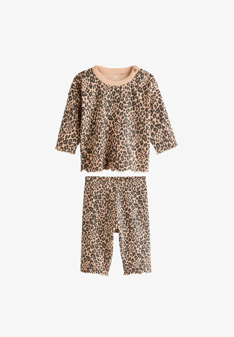 Ensemble de vêtements de détente imprimé léopard comprenant un haut à manches longues et un short assorti. Fabriqué en tissu doux avec un col côtelé et des bords effilochés.