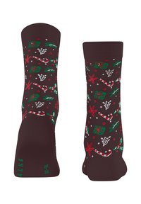 Braune Socken mit einem Feiertagsmuster, das Zuckerstangen, Stechpalme und Geschenke zeigt, akzentuiert in Rot und Grün, aus einem weichen, dehnbaren Material.