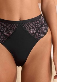 Mutandine nere a vita alta con dettagli in pizzo floreale nei toni del rosa, bordi increspati e una morbida fascia elastica in vita.