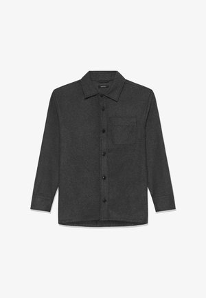 Ciemnoszara flanelowa koszula z długimi rękawami, kołnierzykiem, zapięciem na guziki i jedną kieszenią na piersi. Gładka tekstura i regularny krój.