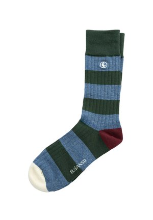 Calcetín de canalé simple con rayas alternas en verde oscuro y azul, puntera blanca, talón rojo y texto del logo en blanco "EL GANSO" cerca de la puntera.
