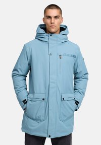 Gaiši zila izolēta parka ar noņemamu kapuci, ar rāvējslēdzēju un pogu aizdari, divām priekšējām kabatām un krūšu kabatu ar rāvējslēdzēja detaļu.