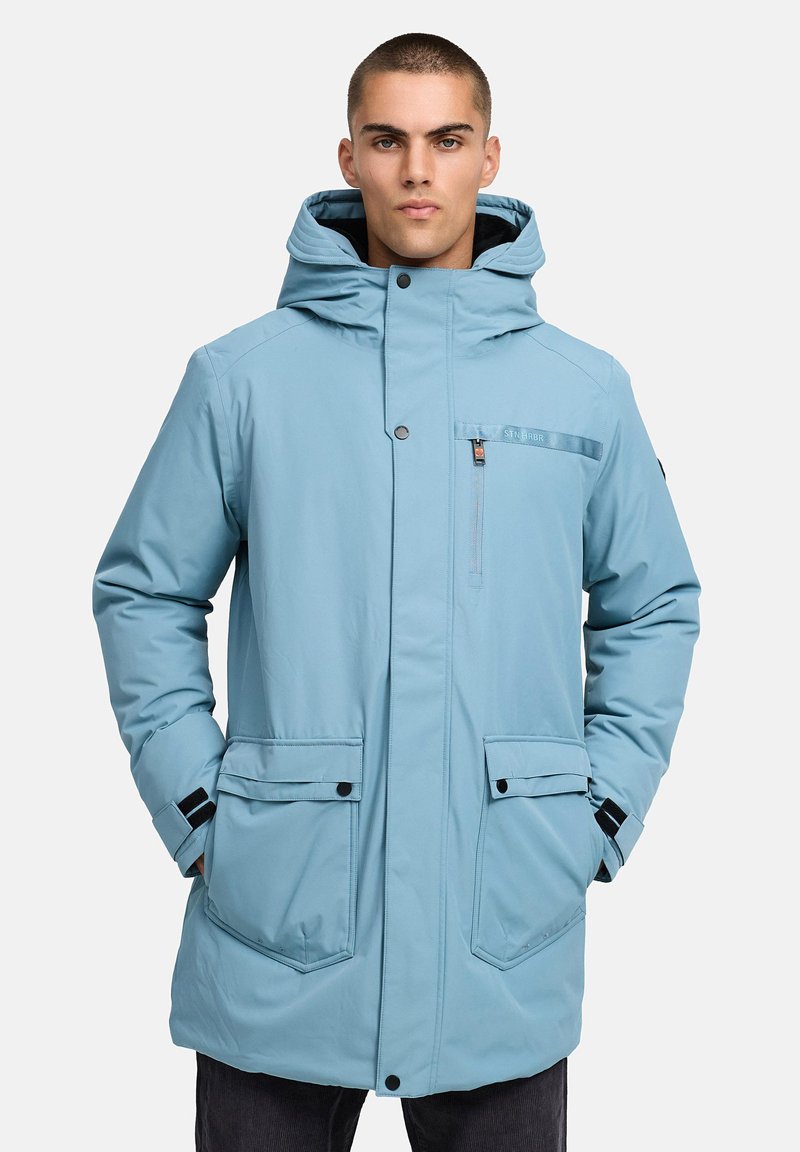 Gaiši zila izolēta parka ar noņemamu kapuci, ar rāvējslēdzēju un pogu aizdari, divām priekšējām kabatām un krūšu kabatu ar rāvējslēdzēja detaļu.