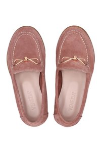 Wildleder-Loafer in staubigem Rosé mit goldfarbener Hardware, Steppnähte und runder Zehenpartie. Das Innenfutter verfügt über eine gepolsterte Einlegesohle für zusätzlichen Komfort.