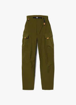 Spodnie cargo w oliwkowym kolorze, z wieloma kieszeniami bocznymi, paskiem z klamrą oraz gładką fakturą. Wykonane z lekkiego materiału.