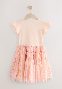 Perzikkleurige jurk met korte mouwen, ruches op de schouders en een geplooide tule rok met bloemenpatroon. Zachte stof met een gestructureerde afwerking.