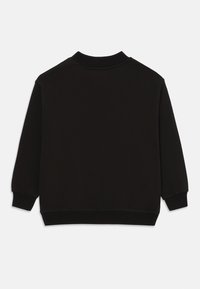 Schwarzer Langarm-Sweatshirt mit gerippten Bündchen, Saum und Ausschnitt, von hinten vor einem weißen Hintergrund gezeigt.