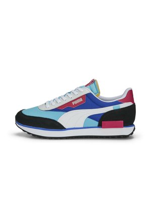 Low-top Puma sneaker i blå, hvid, sort og vinrød med hvide snørebånd og en gummisål vist fra siden.
