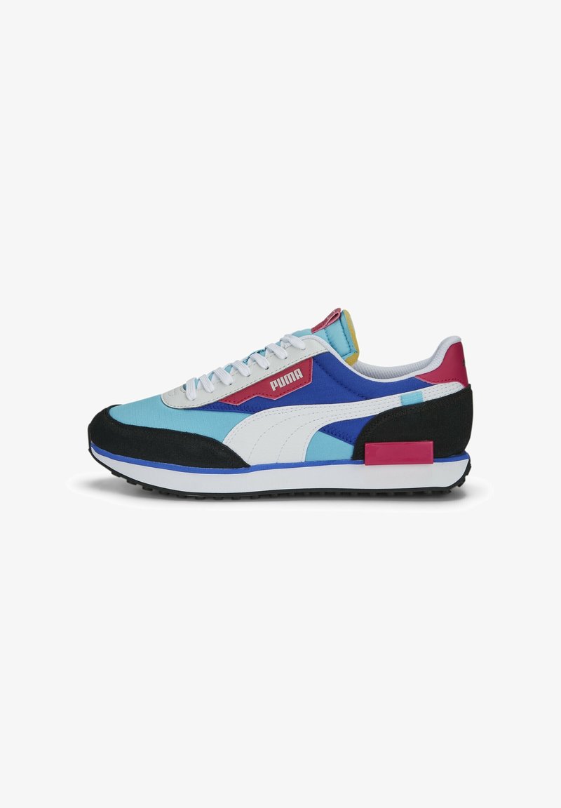 Baskets basses Puma en bleu, blanc, noir et bordeaux avec des lacets blancs et une semelle en caoutchouc, vues de côté.