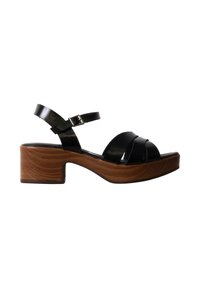 Sandale noire en cuir à bout ouvert avec talon bloc en bois et bride de cheville réglable avec boucle argentée, vue de côté sur fond blanc.