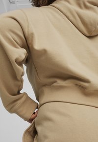 Puma BETTER CLASSICS  - Jersey con capucha - prairie tan