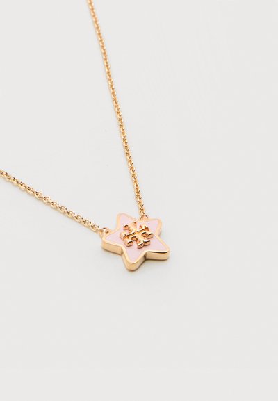 Κολιέ με χρυσή αλυσίδα και ρόδινο σμάλτο σε σχήμα αστέρι, με ανάγλυφο σχέδιο χρυσού κομματιού παζλ στο κέντρο, σε λευκό φόντο.