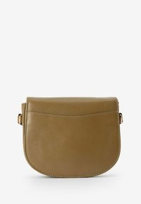 Sac à épaule en cuir kaki au design incurvé, avec rabat à l'avant et des détails de couture subtils. Bandoulière ajustable et accents en métal doré.