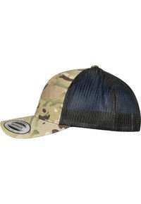 Camo snapback cap met een beige, groene en bruine patroon op de voorkant en een zwarte mesh achterkant, voorzien van een platte rand en merklabel.