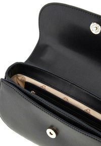 Portafoglio in pelle nera con una texture liscia. L'interno presenta un tessuto beige a motivo, diverse fessure per schede e una chiusura a scatto.