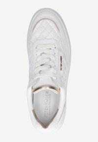 Hvid sneaker med kviltet mønster, rund t�å, flade snørebånd og metallisk guldfarve på hælen. Indvendigt prydet med branding og beige for.