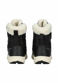 Botas negras impermeables con un suave cuello blanco, diseñadas para mantener el calor. Suela de goma texturizada y talón reforzado con lengüetas para facilitar su uso.
