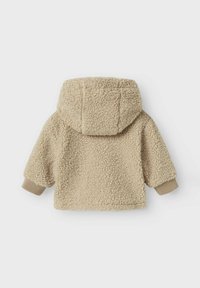 Giacca in pile beige e morbido con cappuccio, dotata di polsini a coste e una superficie testurizzata. La vista posteriore mette in mostra un design semplice.