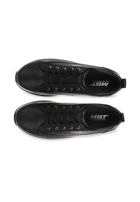 Zapatillas deportivas de cuero negro con acabado texturizado, que presentan herrajes dorados, seis ojetes y un lazo en la parte trasera para facilitar su uso. Marca en la plantilla.