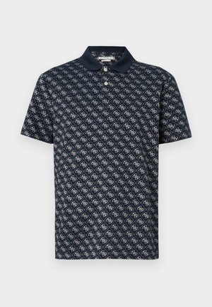 Temno modra polo majica s kratkimi rokavi z diamantom vzorec belega prepletenega logotipa in trdim temno modrim ovratnikom s tremi gumbi.