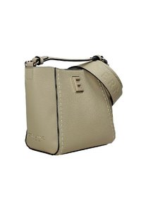 Borsa a mano in pelle beige con forma quadrata, caratterizzata da cuciture in contrasto e un emblema metallico a forma di "E". Inclusa una tracolla regolabile.