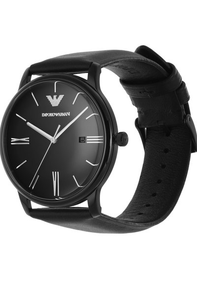 Reloj analógico negro con una pulsera de cuero negro suave, esfera redonda negra, marcadores de hora plateados y una pantalla de fecha a las 6 en punto. Logo de Emporio Armani visible.