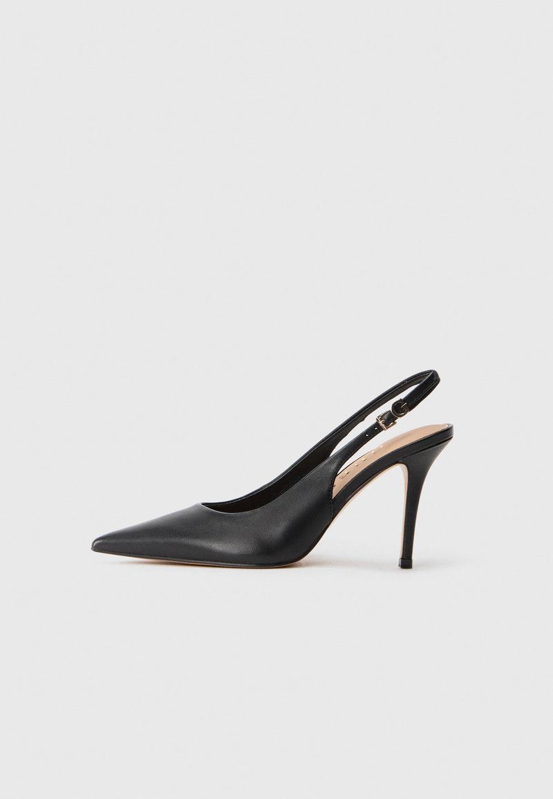 Melna ādas slingback augstpapēžu kurpe ar norādītu purngalu, gludu tekstūru un smalku siksniņu ar metalizētu sprādzi.