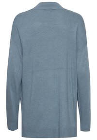 Pull en tricot bleu clair avec une coupe ample, col en V, manches longues et poignets côtelés, présentant une texture lisse sur l'ensemble.