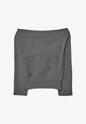 Sivý sveter s odhalenými plecami vyrobený z jemnej pleteniny. Má voľný strih s rebrovaným lemom a dlhými rukávmi, hladká textúra po celom obvode.