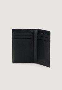 Portafoglio bifold in pelle nera aperto, con sei slot per carte e due ampi scomparti, con un logo embossato discreto sul lato destro.