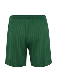 Donkergroene geribbelde stoffen short met een elastische tailleband, gezien van achteren op een witte achtergrond.