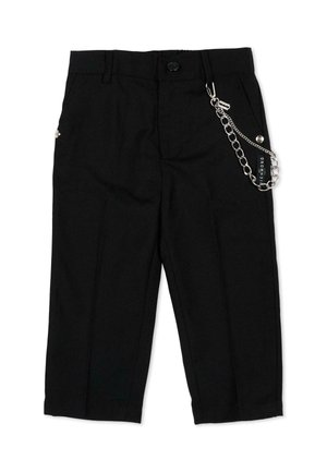 Pantalones negros crop con cierre de botón y cadena plateada decorativa con una pequeña etiqueta unida a la pretina frontal.