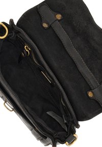 Borsa a tracolla in pelle nera con dettagli in camoscio, dotata di una tasca con zip, hardware dorato e una texture liscia. L'interno è foderato in tessuto.