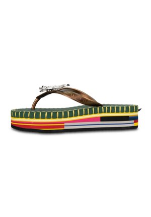 Flip-Flop-Sandale mit grün gepolsterter Sohle, mehrfarbiger gestreifter Plateausohle, braunen Riemen und silberner Krokodil-Dekoration an einem Riemen.