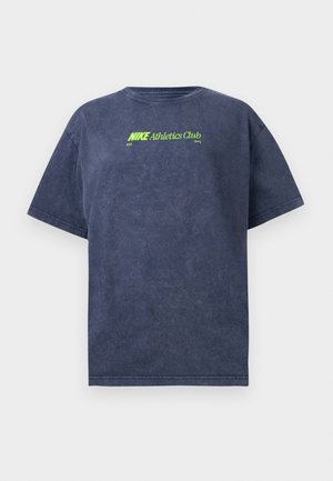 Laivastonsininen lyhythihainen t-paita, jonka rintakehässä on keskitetty neonvihreällä "Nike Athletics Club Est. 1972" -teksti.