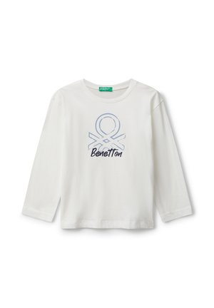Maglietta bianca a maniche lunghe con scollo rotondo, con logo dei United Colors of Benetton in blu chiaro e nero centrato sul davanti.